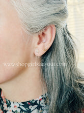 Load image into Gallery viewer, Cluster Pearl studs // post earrings