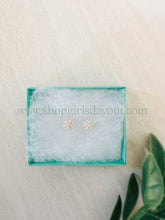 Load image into Gallery viewer, Cluster Pearl studs // post earrings