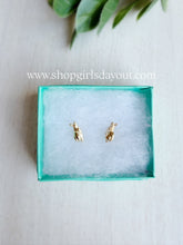 Load image into Gallery viewer, Shelby snail // post earrings