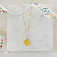 Load image into Gallery viewer, Vintage Daisy Flower pendant necklace
