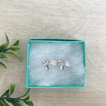 Load image into Gallery viewer, Foliage post earrings
